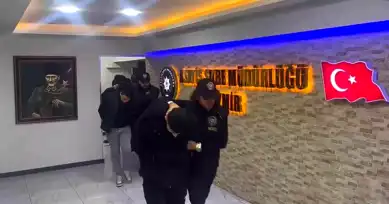 İzmir'de Oto Yedek Parça Dolandırıcıları Yakalandı