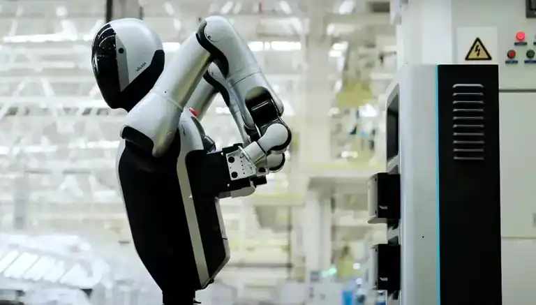 İnsansı Robot Walker S2: Kendi Bataryasını Değiştiriyor!